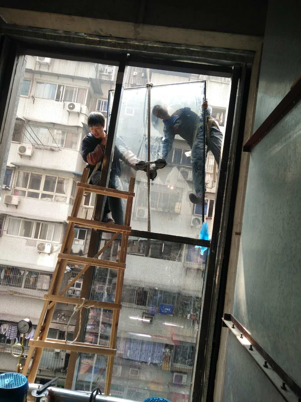 湖北天安蜘蛛俠高空玻璃幕墻更換