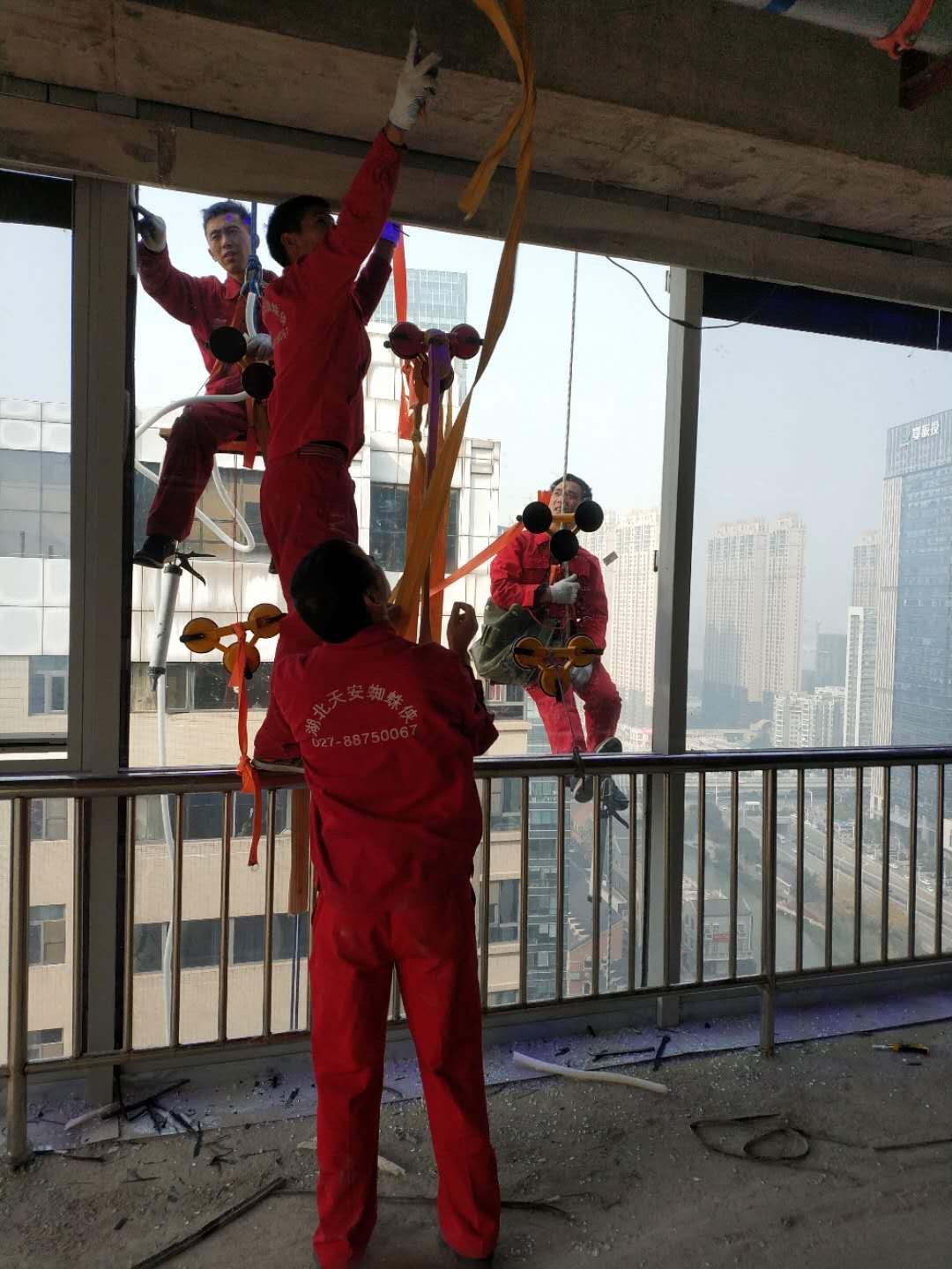 高空作業(yè)，設(shè)施齊全