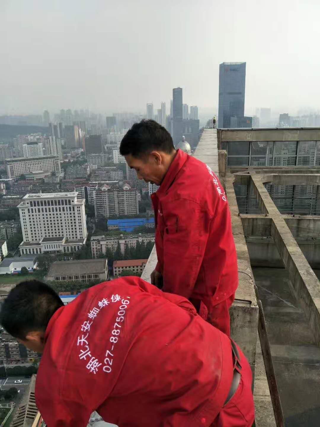 多個(gè)工人配合施工