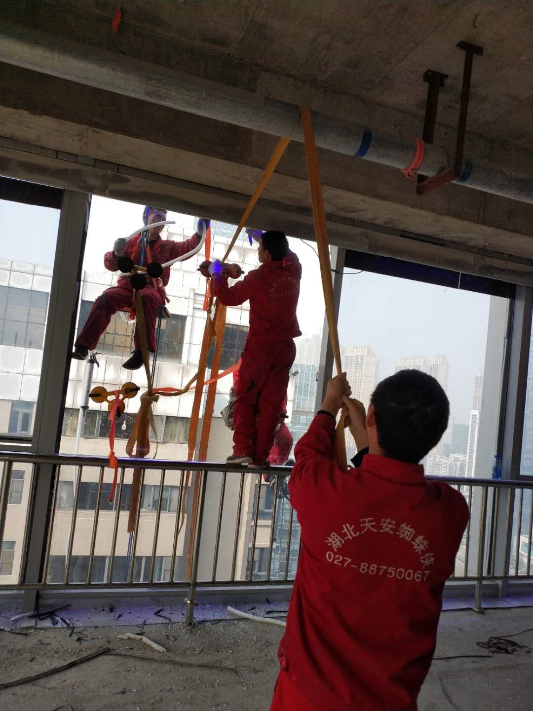 武漢漢街總部幕墻更換施工中