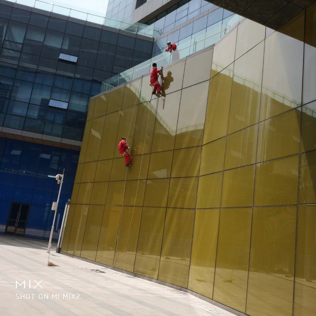 高空玻璃幕墻維修中